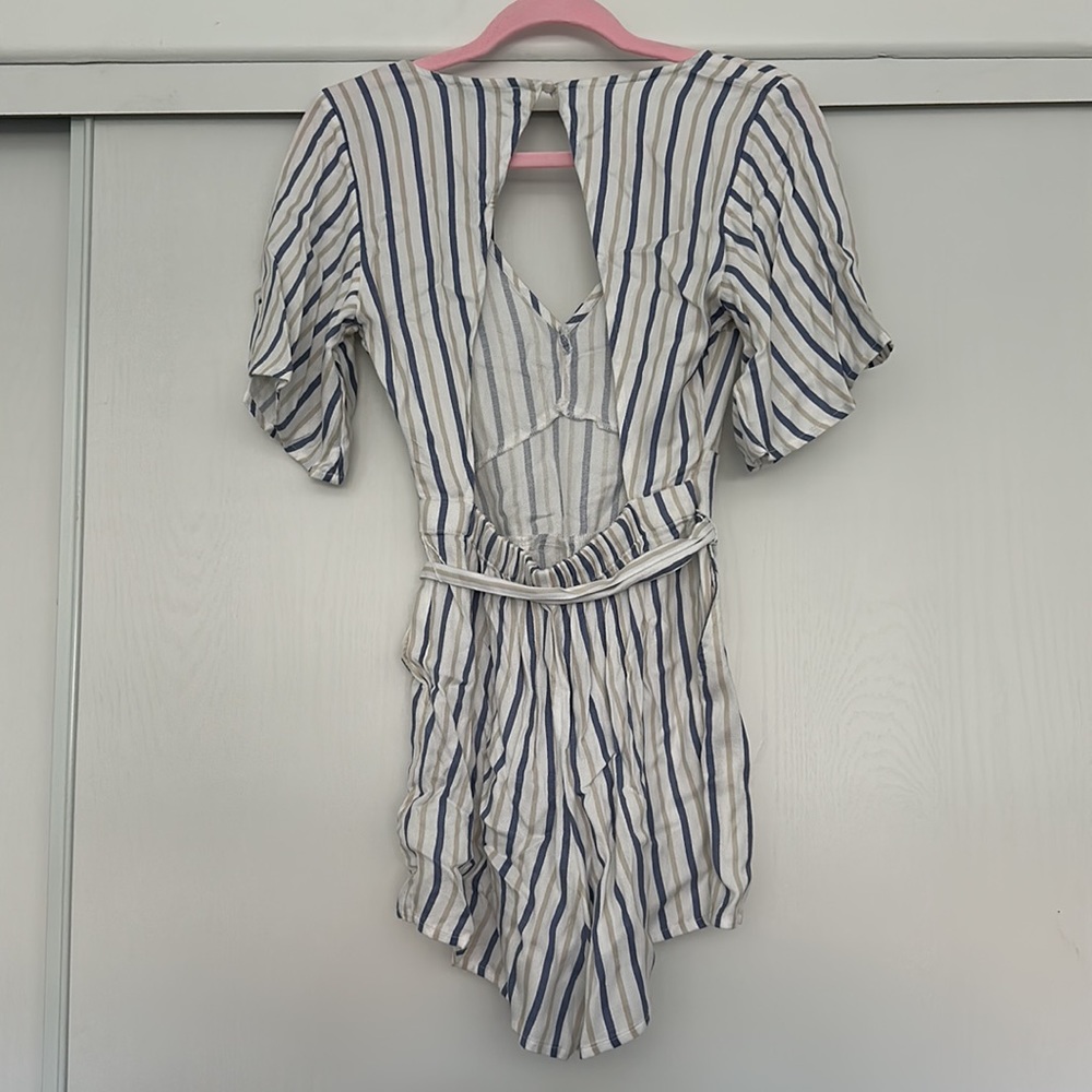 NWT Abercrombie white, blue and tan striped romper in size Small - Picture 4 of 4